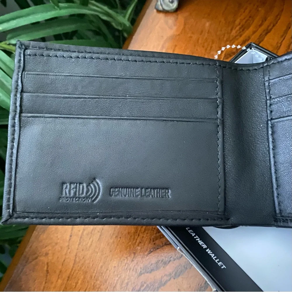 True Religion Black Genuine Leather Embossed Horseshoe Logo Wallet BiFol…